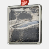 Een statische vertoning van een ordnance shell metalen ornament (Links)