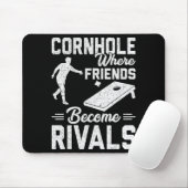 Een stel dat samen Cornhole speelt - Valentijn Muismat (Met muis)