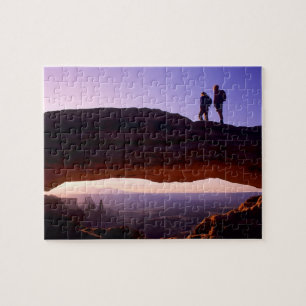 Een stel kijkt naar zonsopgang vanaf de top van Me Legpuzzel