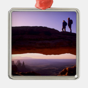 Een stel kijkt naar zonsopgang vanaf de top van Me Metalen Ornament
