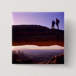 Een stel kijkt naar zonsopgang vanaf de top van Me Vierkante Button 5,1 Cm