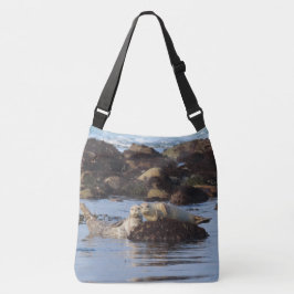 Een stel schattige geposeerde zeehonden crossbody tas