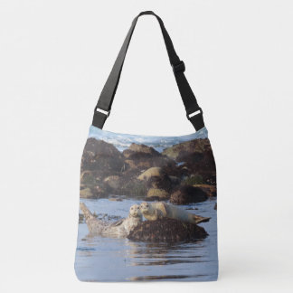 Een stel schattige geposeerde zeehonden crossbody tas