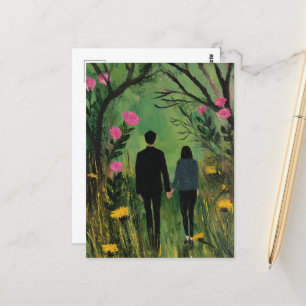 Een stel wandelt in het bos en tussen de bloemen briefkaart