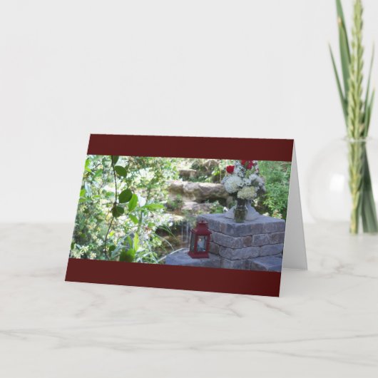 Een stenen muur in een groene tuin op een kaart (Voorkant)