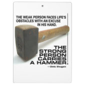 Een sterke persoon draagt een hamer - Gym Workout Klembord (Achterkant)