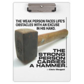 Een sterke persoon draagt een hamer - Gym Workout Klembord (Voorkant)