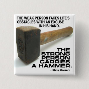 Een sterke persoon draagt een hamer - Gym Workout Vierkante Button 5,1 Cm