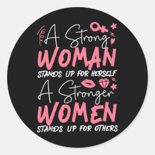 Een sterke vrouw staat voor zichzelf een sterkere  ronde sticker