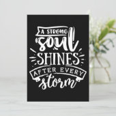 Een sterke ziel schijnt na wit save the date (Staand voorkant)