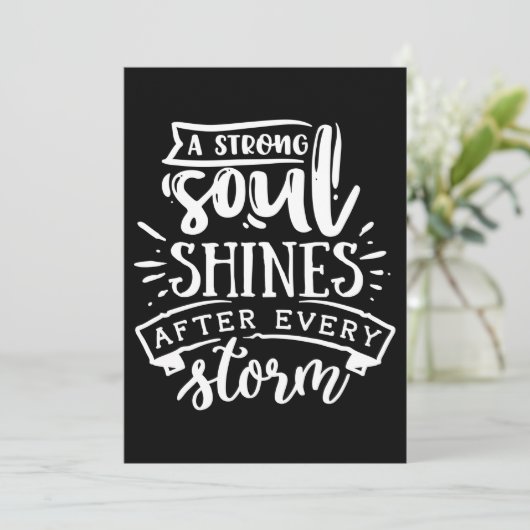 Een sterke ziel schijnt na wit save the date (Staand voorkant)