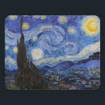 Een Sterrennacht: Saint Remy van Vincent van Gogh Deurbordjes<br><div class="desc">Het jaar is 1889. Vincent van Gogh is een patiënt in het Saint-Paul-de-Mausole asiel in Saint-Rémy-de-Provence, Frankrijk. Hij lijdt aan een psychische aandoening en zijn artsen hebben hem geadviseerd om binnen te blijven en niet te schilderen. Maar Van Gogh kan de drang tot creëer niet weerstaan en brengt zijn dagen...</div>