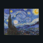 Een Sterrennacht: Saint Remy van Vincent van Gogh Deurmat<br><div class="desc">Het jaar is 1889. Vincent van Gogh is een patiënt in het Saint-Paul-de-Mausole asiel in Saint-Rémy-de-Provence, Frankrijk. Hij lijdt aan een psychische aandoening en zijn artsen hebben hem geadviseerd om binnen te blijven en niet te schilderen. Maar Van Gogh kan de drang tot creëer niet weerstaan en brengt zijn dagen...</div>