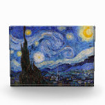 Een Sterrennacht: Saint Remy van Vincent van Gogh Fotoblokken<br><div class="desc">Het jaar is 1889. Vincent van Gogh is een patiënt in het Saint-Paul-de-Mausole asiel in Saint-Rémy-de-Provence, Frankrijk. Hij lijdt aan een psychische aandoening en zijn artsen hebben hem geadviseerd om binnen te blijven en niet te schilderen. Maar Van Gogh kan de drang tot creëer niet weerstaan en brengt zijn dagen...</div>