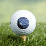 Een Sterrennacht: Saint Remy van Vincent van Gogh Golfballen<br><div class="desc">Het jaar is 1889. Vincent van Gogh is een patiënt in het Saint-Paul-de-Mausole asiel in Saint-Rémy-de-Provence, Frankrijk. Hij lijdt aan een psychische aandoening en zijn artsen hebben hem geadviseerd om binnen te blijven en niet te schilderen. Maar Van Gogh kan de drang tot creëer niet weerstaan en brengt zijn dagen...</div>