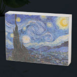 Een Sterrennacht: Saint Remy van Vincent van Gogh Houten Kist Print<br><div class="desc">Het jaar is 1889. Vincent van Gogh is een patiënt in het Saint-Paul-de-Mausole asiel in Saint-Rémy-de-Provence, Frankrijk. Hij lijdt aan een psychische aandoening en zijn artsen hebben hem geadviseerd om binnen te blijven en niet te schilderen. Maar Van Gogh kan de drang tot creëer niet weerstaan en brengt zijn dagen...</div>