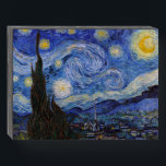 Een Sterrennacht: Saint Remy van Vincent van Gogh Houten Kist Print<br><div class="desc">Het jaar is 1889. Vincent van Gogh is een patiënt in het Saint-Paul-de-Mausole asiel in Saint-Rémy-de-Provence, Frankrijk. Hij lijdt aan een psychische aandoening en zijn artsen hebben hem geadviseerd om binnen te blijven en niet te schilderen. Maar Van Gogh kan de drang tot creëer niet weerstaan en brengt zijn dagen...</div>