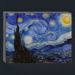 Een Sterrennacht: Saint Remy van Vincent van Gogh Houten Kist Print<br><div class="desc">Het jaar is 1889. Vincent van Gogh is een patiënt in het Saint-Paul-de-Mausole asiel in Saint-Rémy-de-Provence, Frankrijk. Hij lijdt aan een psychische aandoening en zijn artsen hebben hem geadviseerd om binnen te blijven en niet te schilderen. Maar Van Gogh kan de drang tot creëer niet weerstaan en brengt zijn dagen...</div>