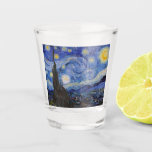 Een Sterrennacht: Saint Remy van Vincent van Gogh Shot Glas<br><div class="desc">Het jaar is 1889. Vincent van Gogh is een patiënt in het Saint-Paul-de-Mausole asiel in Saint-Rémy-de-Provence, Frankrijk. Hij lijdt aan een psychische aandoening en zijn artsen hebben hem geadviseerd om binnen te blijven en niet te schilderen. Maar Van Gogh kan de drang tot creëer niet weerstaan en brengt zijn dagen...</div>