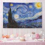 Een Sterrennacht: Saint Remy van Vincent van Gogh Spandoek<br><div class="desc">Het jaar is 1889. Vincent van Gogh is een patiënt in het Saint-Paul-de-Mausole asiel in Saint-Rémy-de-Provence, Frankrijk. Hij lijdt aan een psychische aandoening en zijn artsen hebben hem geadviseerd om binnen te blijven en niet te schilderen. Maar Van Gogh kan de drang tot creëer niet weerstaan en brengt zijn dagen...</div>