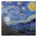 Een Sterrennacht: Saint Remy van Vincent van Gogh Tegeltje<br><div class="desc">Het jaar is 1889. Vincent van Gogh is een patiënt in het Saint-Paul-de-Mausole asiel in Saint-Rémy-de-Provence, Frankrijk. Hij lijdt aan een psychische aandoening en zijn artsen hebben hem geadviseerd om binnen te blijven en niet te schilderen. Maar Van Gogh kan de drang tot creëer niet weerstaan en brengt zijn dagen...</div>