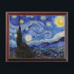 Een Sterrennacht: Saint Remy van Vincent van Gogh Troffee Gedenkplaat<br><div class="desc">Het jaar is 1889. Vincent van Gogh is een patiënt in het Saint-Paul-de-Mausole asiel in Saint-Rémy-de-Provence, Frankrijk. Hij lijdt aan een psychische aandoening en zijn artsen hebben hem geadviseerd om binnen te blijven en niet te schilderen. Maar Van Gogh kan de drang tot creëer niet weerstaan en brengt zijn dagen...</div>