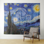 Een Sterrennacht: Saint Remy van Vincent van Gogh Wandkleed<br><div class="desc">Het jaar is 1889. Vincent van Gogh is een patiënt in het Saint-Paul-de-Mausole asiel in Saint-Rémy-de-Provence, Frankrijk. Hij lijdt aan een psychische aandoening en zijn artsen hebben hem geadviseerd om binnen te blijven en niet te schilderen. Maar Van Gogh kan de drang tot creëer niet weerstaan en brengt zijn dagen...</div>
