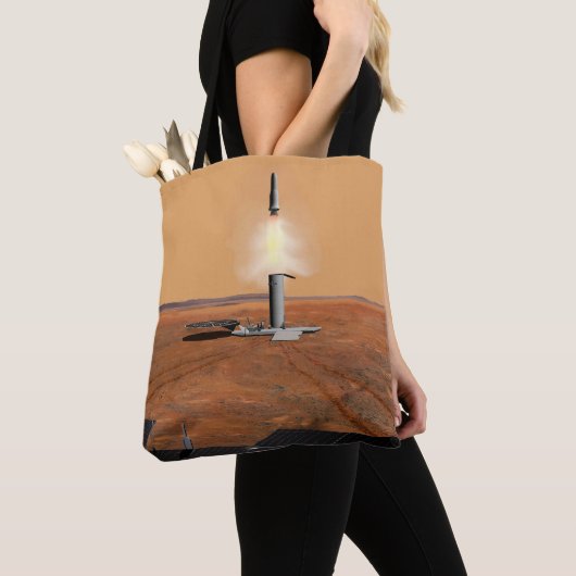 Een stijgend voertuig verlaat Mars. 2 Tote Bag (Dichtbij)