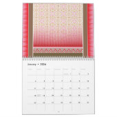 Een stijlvol tapijt in rood en roze, versierd met kalender (Jan 2026)