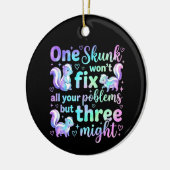 Een stinkdier lost niet al je problemen op, maar d keramisch ornament (Links)
