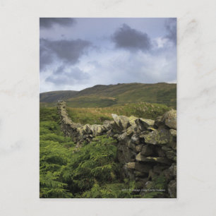 Een stone omheining door velden briefkaart