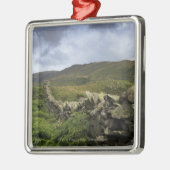 Een stone omheining door velden metalen ornament (Links)