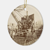 Een stoomkraan in bedrijf tijdens de bouw keramisch ornament (Links)