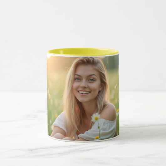 Een stralende Helena Chevalier in Flowering Meadow Mok (Midden)