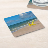 Een strand ergens waar en een balstoel kartonnen onderzetters (Schuin)