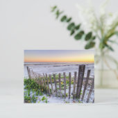 Een strand omheining bij zonsondergang briefkaart (Staand voorkant)