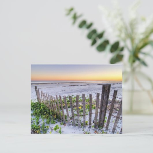 Een strand omheining bij zonsondergang briefkaart (Staand voorkant)