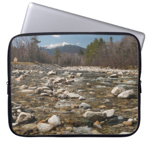 Een stromende rivier met helder water dat stroomt laptop sleeve