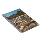 Een stromende rivier met helder water dat stroomt notitieboek (Rechterzijde)