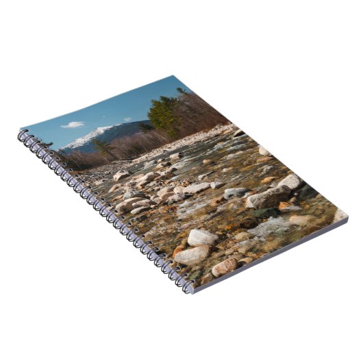 Een stromende rivier met helder water dat stroomt notitieboek (Rechterzijde)