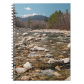 Een stromende rivier met helder water dat stroomt notitieboek (Voorkant)