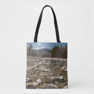 Een stromende rivier met helder water dat stroomt tote bag