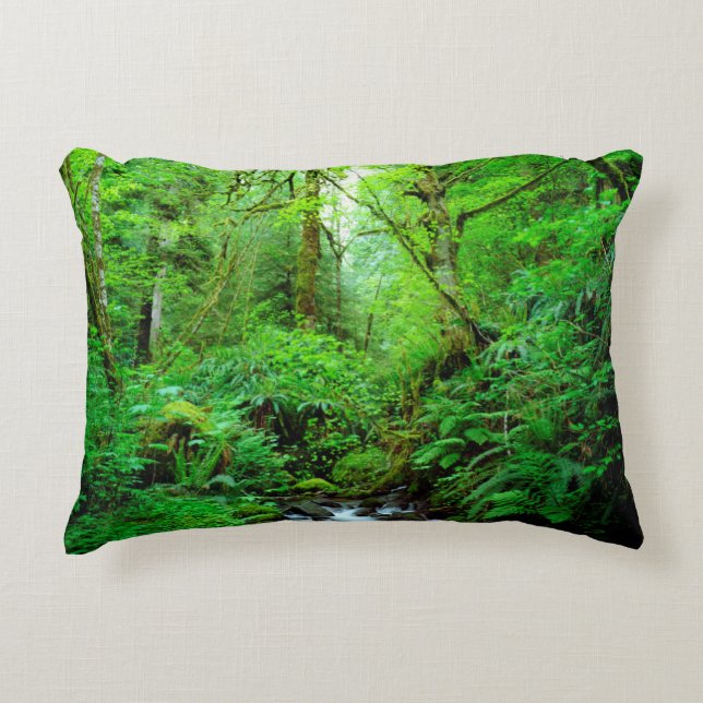 Een stroom in een oerbos decoratief kussen (Voorkant)