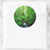 Een stroom in een oud-groeibos ronde sticker (Tas)