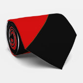 Een Stropdas met rode en zwarte strepen (Opgerold)