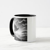 Een struisvogel op een rots in savanne. mok (Voorkant links)