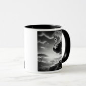 Een struisvogel op een rots in savanne. mok (Voorkant rechts)