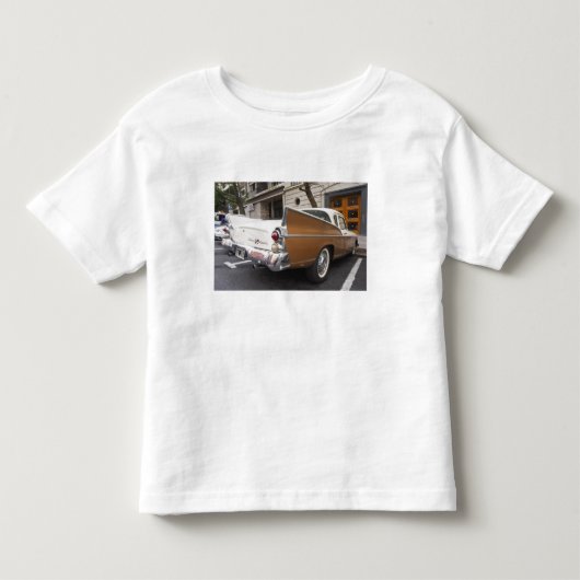 Een Studebaker Silver Hawk klassieke auto geparkee Kinder Shirts (Voorkant)