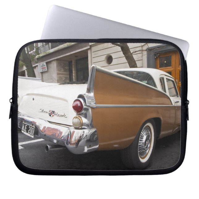 Een Studebaker Silver Hawk klassieke auto geparkee Laptop Sleeve (Voorkant)