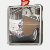 Een Studebaker Silver Hawk klassieke auto geparkee Metalen Ornament (Links)